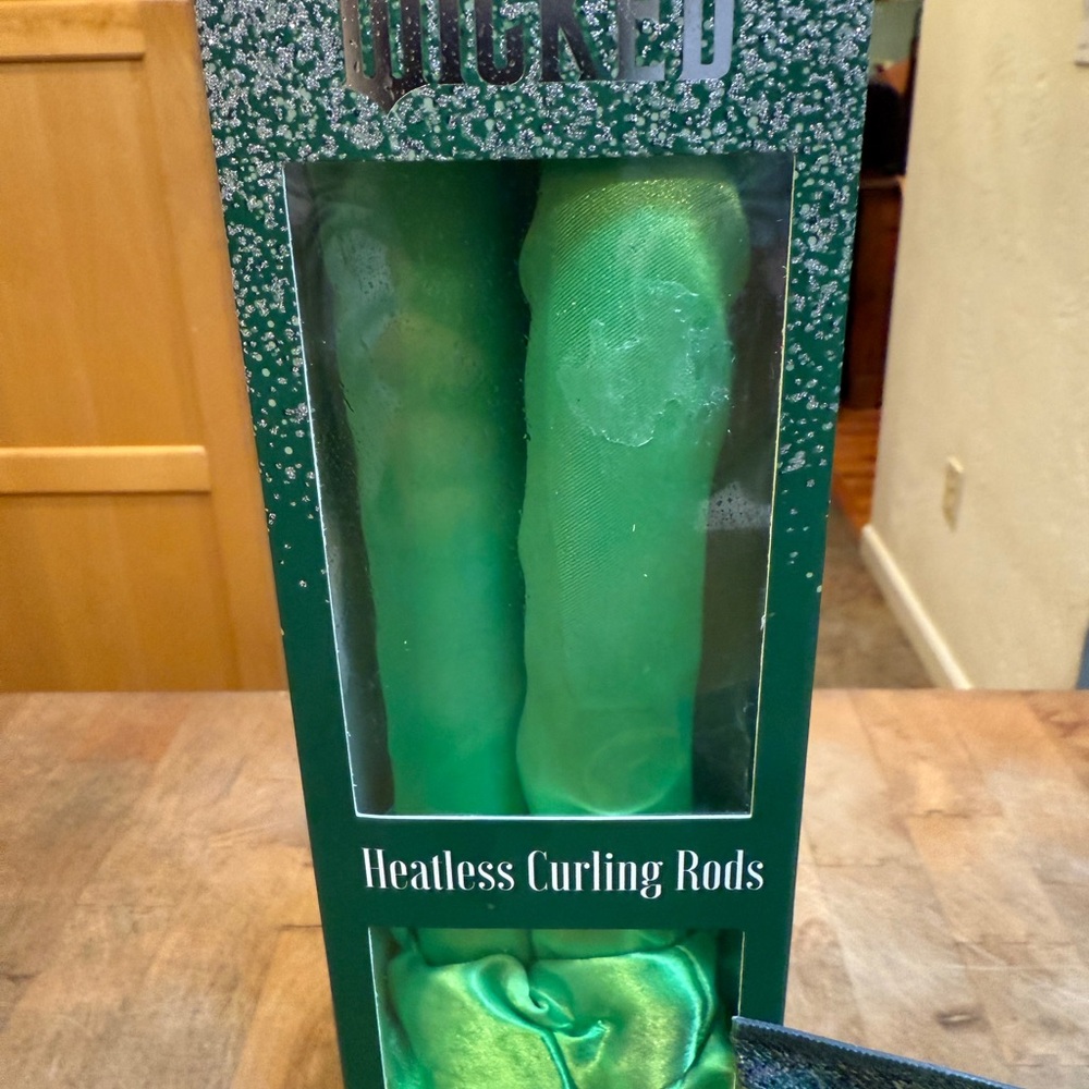 WICKED Green Heatless Curling Rods Set Witch Hair Brush Watermelon Lotion NEW - Picture 2 of 16